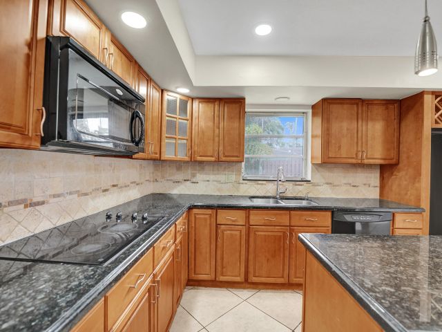 3-bedroom home for sale in Hollywood - 4721 Sarazen Drive - MondialRealty