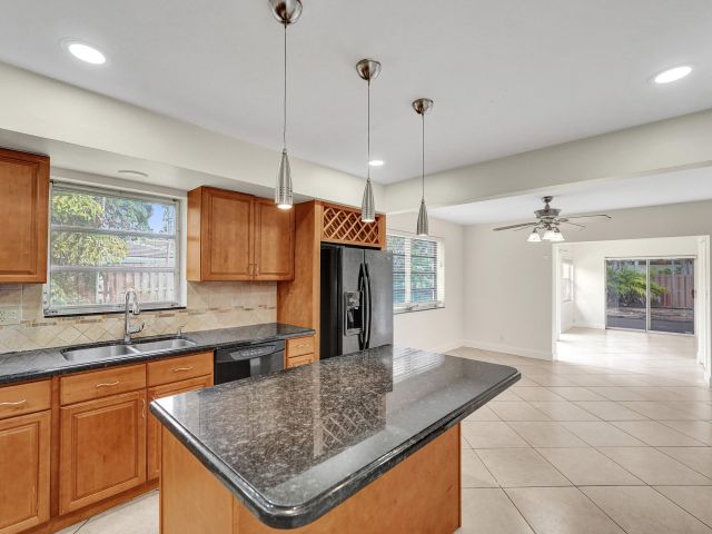 3-bedroom home for sale in Hollywood - 4721 Sarazen Drive - MondialRealty