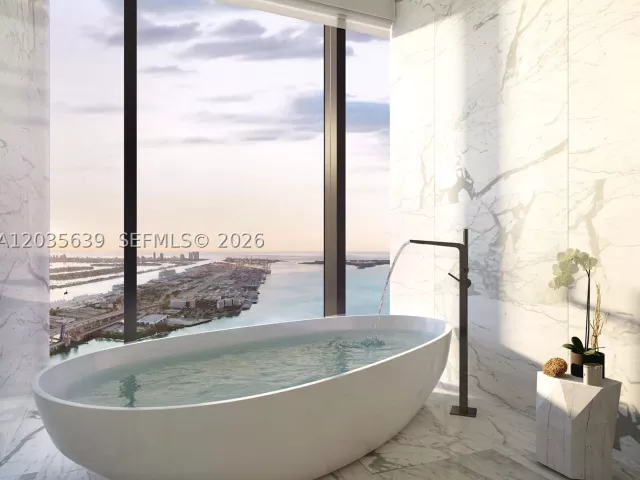 3-bedroom condo for sale in Miami - 300 N Biscayne Boulevard 7403 - MondialRealty