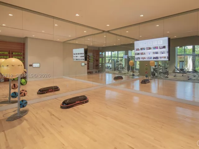 2-bedroom condo for rent in North Miami Beach - 16385 Biscayne Blvd 519 - MondialRealty