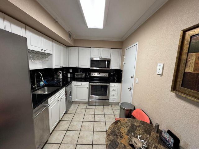 2-bedroom condo for rent in Hollywood - 2501 S Ocean Drive 326 - MondialRealty