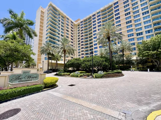 2-bedroom condo for rent in Hollywood - 2501 S Ocean Drive 326 - MondialRealty