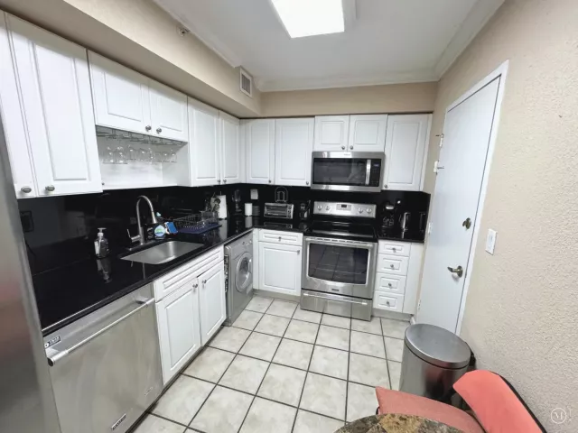 2-bedroom condo for rent in Hollywood - 2501 S Ocean Drive 326 - MondialRealty