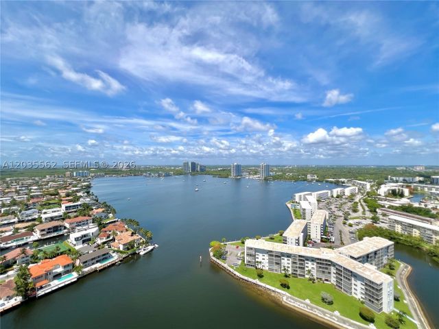 2-bedroom condo for sale in Aventura - 1000 W Island Blvd 3010 - MondialRealty
