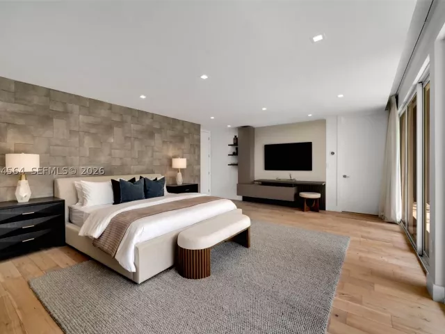 7-bedroom home for sale in Key Biscayne - 425 Harbor Dr - MondialRealty