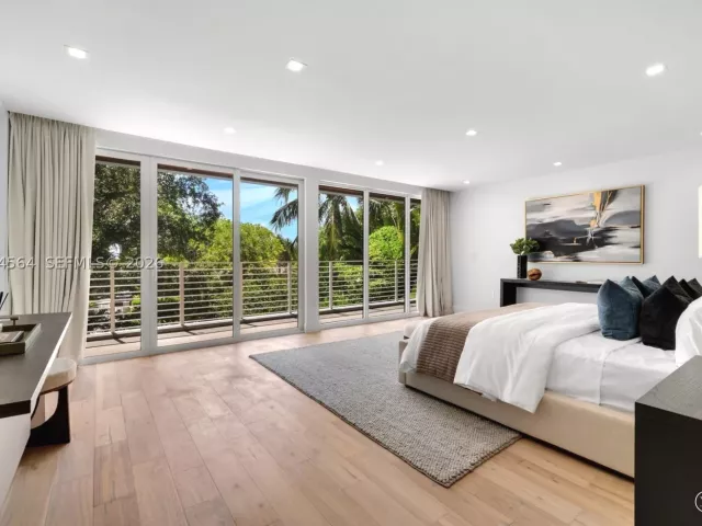 7-bedroom home for sale in Key Biscayne - 425 Harbor Dr - MondialRealty