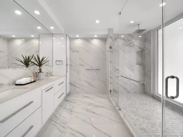 7-bedroom home for sale in Key Biscayne - 425 Harbor Dr - MondialRealty