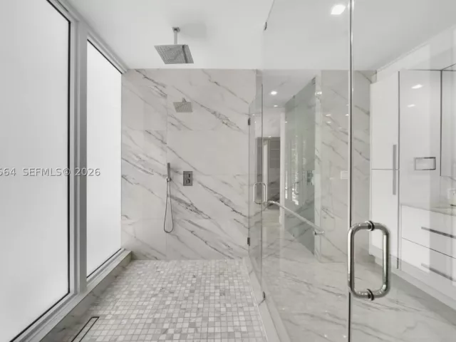 7-bedroom home for sale in Key Biscayne - 425 Harbor Dr - MondialRealty
