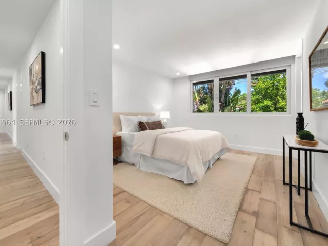 7-bedroom home for sale in Key Biscayne - 425 Harbor Dr - MondialRealty
