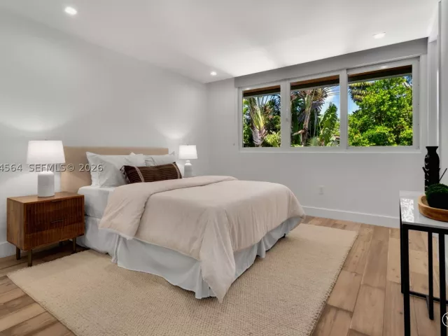 7-bedroom home for sale in Key Biscayne - 425 Harbor Dr - MondialRealty