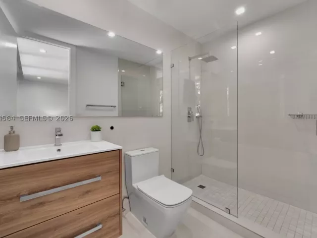 7-bedroom home for sale in Key Biscayne - 425 Harbor Dr - MondialRealty