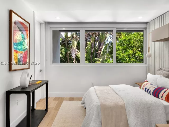 7-bedroom home for sale in Key Biscayne - 425 Harbor Dr - MondialRealty