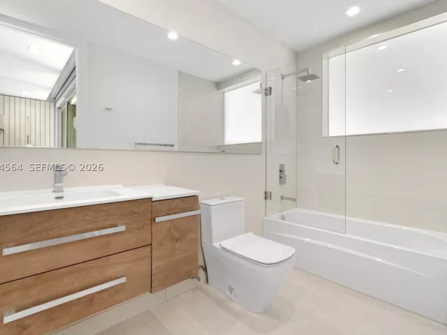 7-bedroom home for sale in Key Biscayne - 425 Harbor Dr - MondialRealty