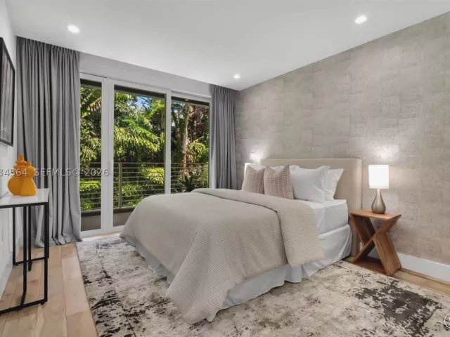 7-bedroom home for sale in Key Biscayne - 425 Harbor Dr - MondialRealty