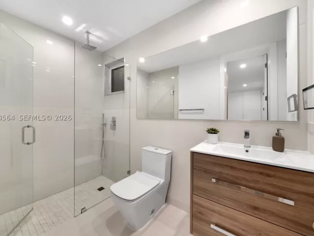 7-bedroom home for sale in Key Biscayne - 425 Harbor Dr - MondialRealty