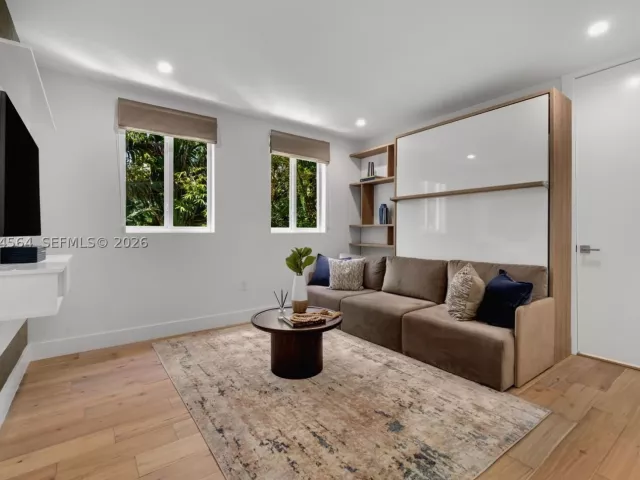 7-bedroom home for sale in Key Biscayne - 425 Harbor Dr - MondialRealty