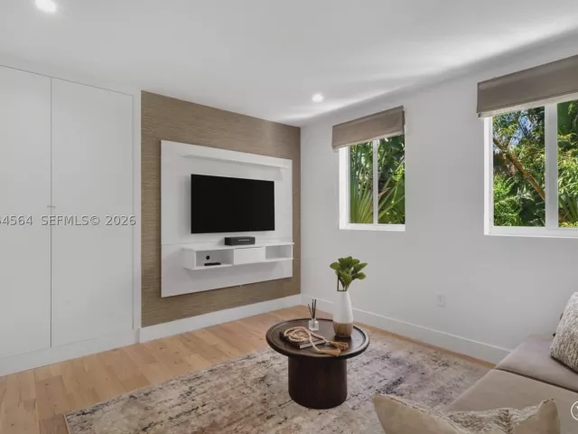 7-bedroom home for sale in Key Biscayne - 425 Harbor Dr - MondialRealty