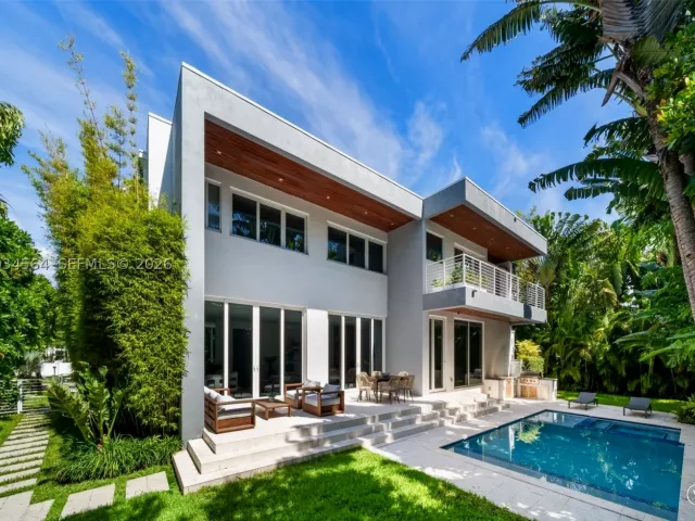 7-bedroom home for sale in Key Biscayne - 425 Harbor Dr - MondialRealty
