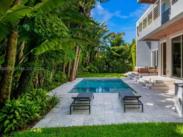 7-bedroom home for sale in Key Biscayne - 425 Harbor Dr - MondialRealty