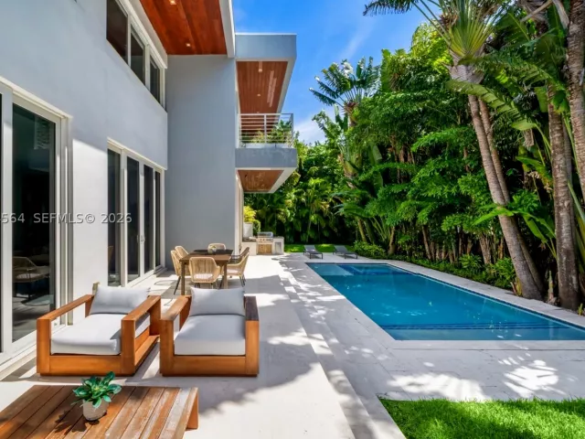 7-bedroom home for sale in Key Biscayne - 425 Harbor Dr - MondialRealty