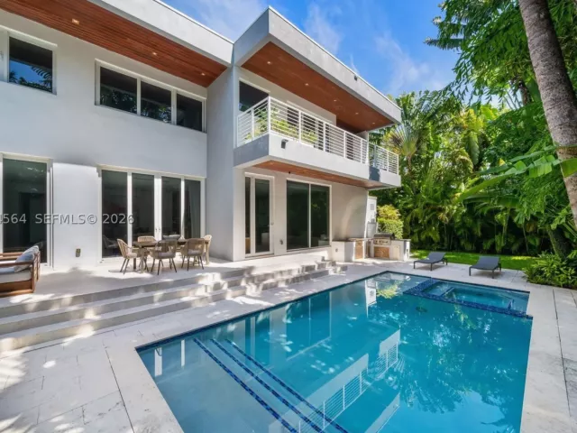 7-bedroom home for sale in Key Biscayne - 425 Harbor Dr - MondialRealty