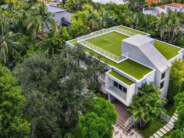 7-bedroom home for sale in Key Biscayne - 425 Harbor Dr - MondialRealty
