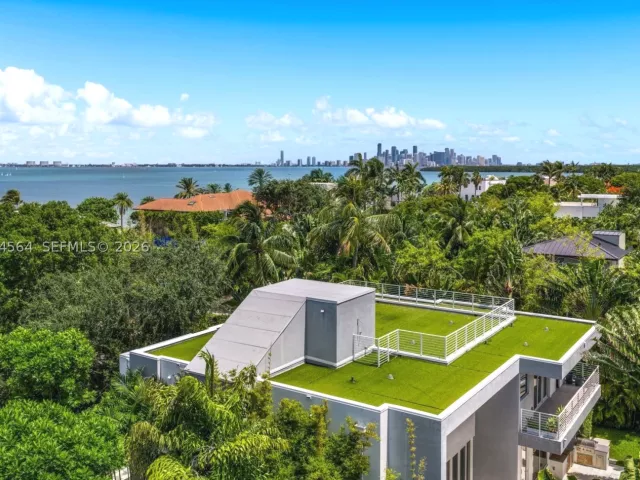 7-bedroom home for sale in Key Biscayne - 425 Harbor Dr - MondialRealty