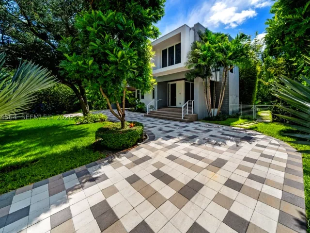 7-bedroom home for sale in Key Biscayne - 425 Harbor Dr - MondialRealty