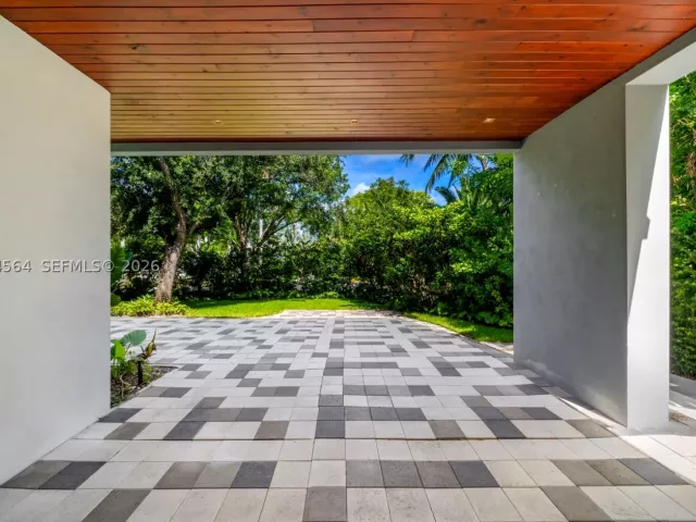 7-bedroom home for sale in Key Biscayne - 425 Harbor Dr - MondialRealty