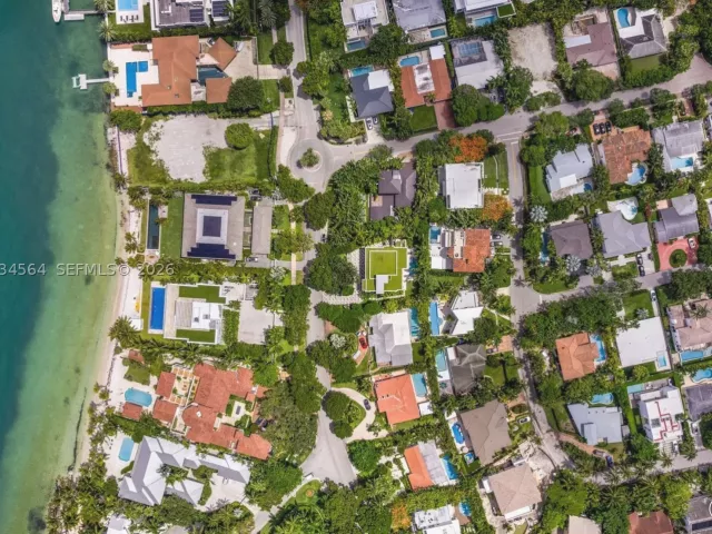7-bedroom home for sale in Key Biscayne - 425 Harbor Dr - MondialRealty