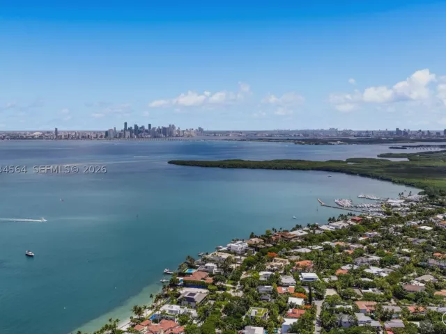 7-bedroom home for sale in Key Biscayne - 425 Harbor Dr - MondialRealty