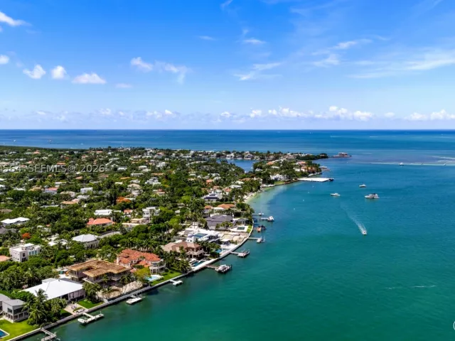 7-bedroom home for sale in Key Biscayne - 425 Harbor Dr - MondialRealty