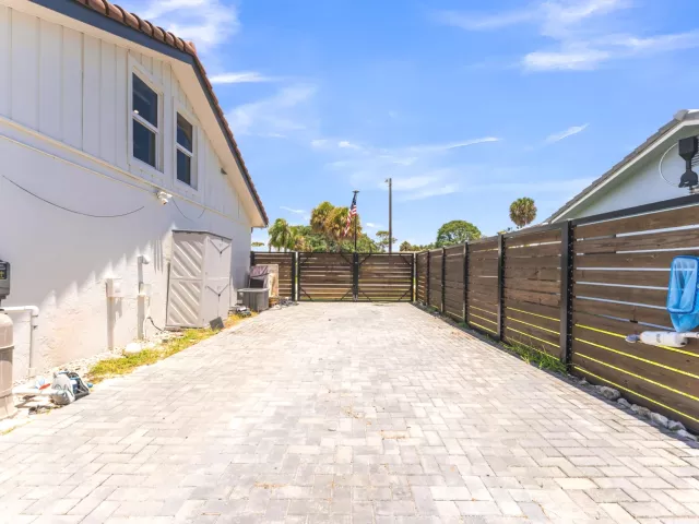 4-bedroom home for sale in Boca Raton - 1472 SW 13th Street - MondialRealty