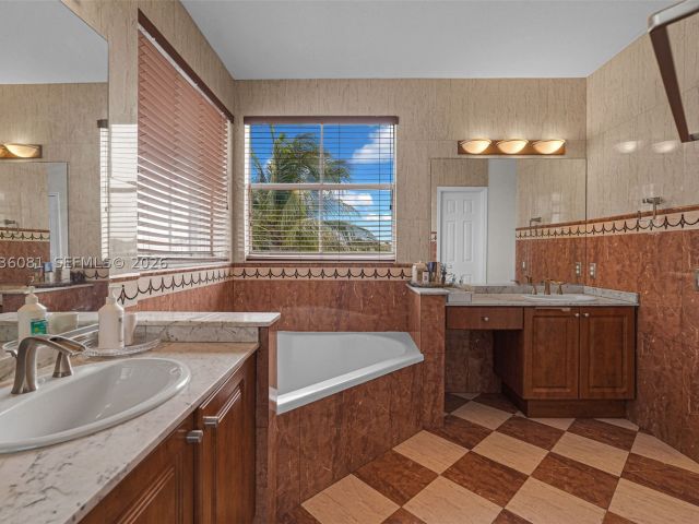 4-bedroom home for sale in Doral - 11258 NW 47th Ln - MondialRealty