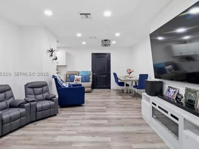 3-bedroom home for sale in Hollywood - 7551 Polk St - MondialRealty