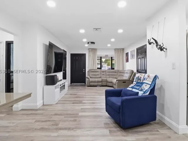 3-bedroom home for sale in Hollywood - 7551 Polk St - MondialRealty