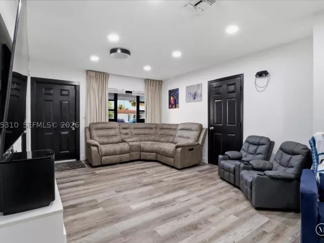 3-bedroom home for sale in Hollywood - 7551 Polk St - MondialRealty