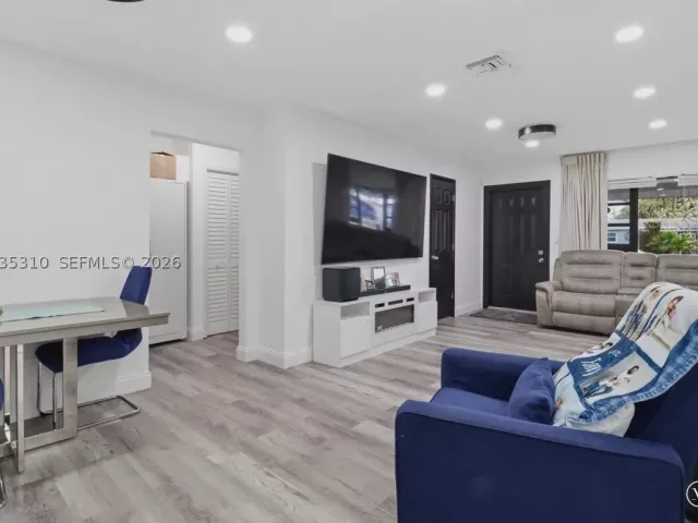 3-bedroom home for sale in Hollywood - 7551 Polk St - MondialRealty