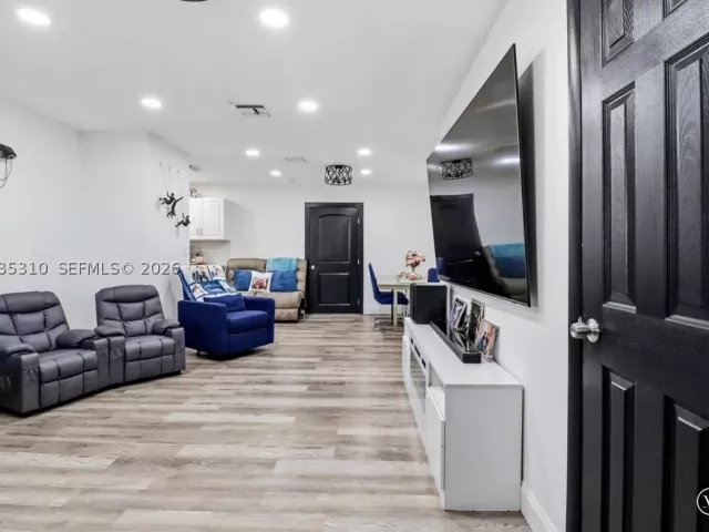 3-bedroom home for sale in Hollywood - 7551 Polk St - MondialRealty