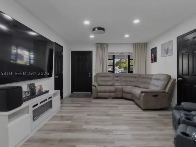 3-bedroom home for sale in Hollywood - 7551 Polk St - MondialRealty