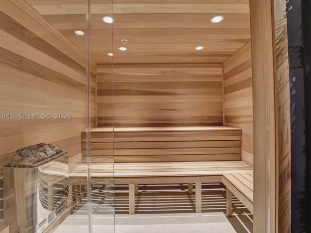 2-bedroom condo for sale in Miami Beach - 5225 Collins Ave 1606 - MondialRealty