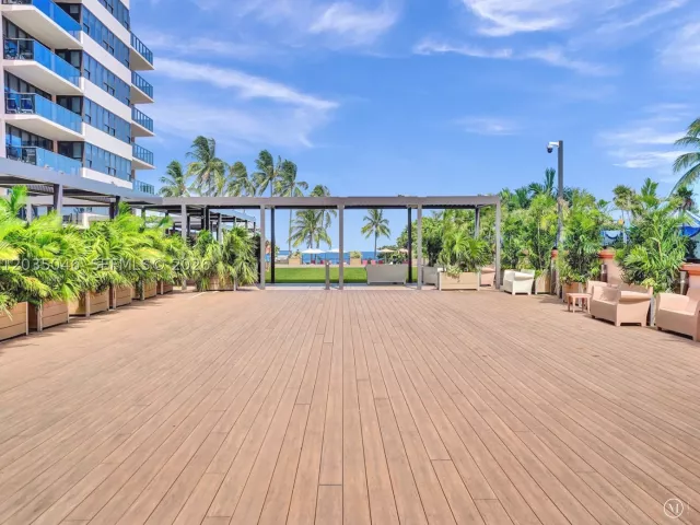 2-bedroom condo for sale in Miami Beach - 5225 Collins Ave 1606 - MondialRealty