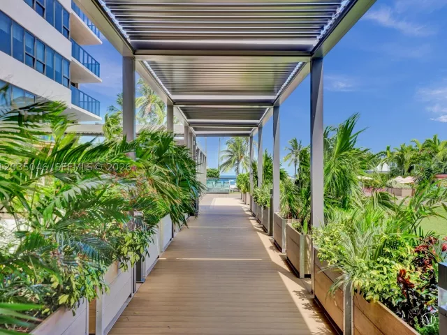 2-bedroom condo for sale in Miami Beach - 5225 Collins Ave 1606 - MondialRealty