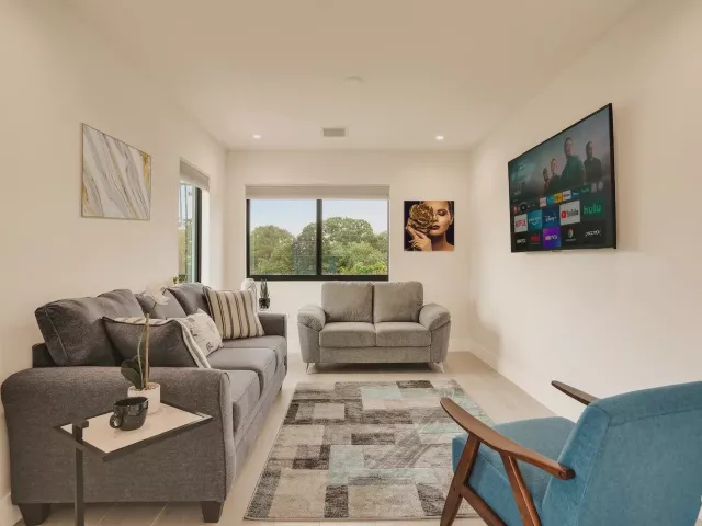 4-bedroom home for rent in Fort Lauderdale - 119 SE 12th Avenue - MondialRealty