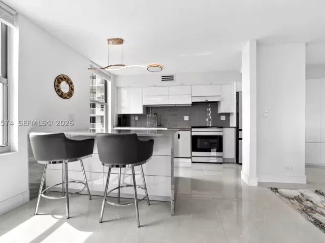 2-bedroom condo for sale in Sunny Isles Beach - 231 174th St 818 - MondialRealty