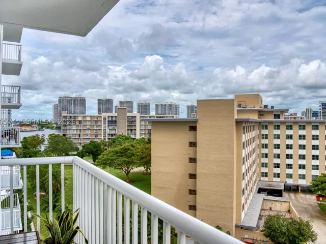 2-bedroom condo for sale in Sunny Isles Beach - 231 174th St 818 - MondialRealty