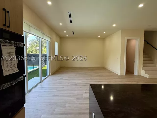 5-bedroom home for rent in Miami - 3326 Elizabeth St - MondialRealty