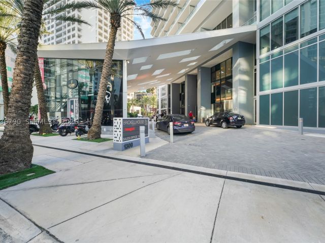 1-bedroom condo for rent in Miami - 1300 Brickell Bay Dr 1003 - MondialRealty