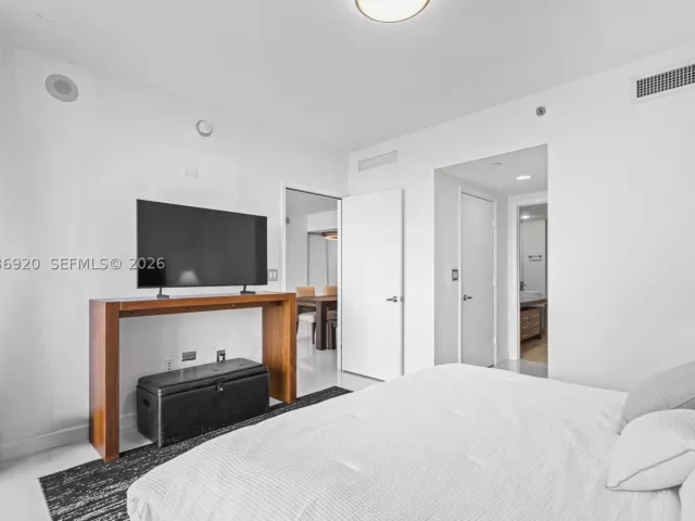 2-bedroom condo for sale in Miami - 495 Brickell Ave 905 - MondialRealty