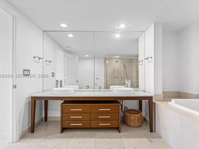 2-bedroom condo for sale in Miami - 495 Brickell Ave 905 - MondialRealty
